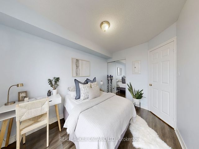 917 - 1700 Eglinton Ave E