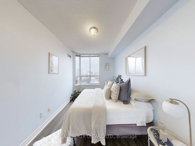 917 - 1700 Eglinton Ave E