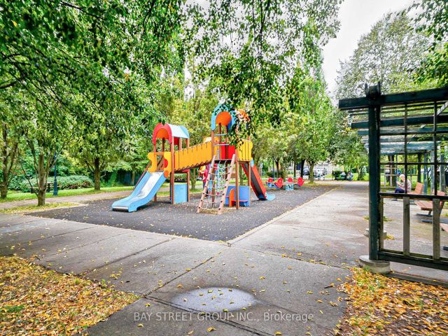 106 - 18 Pemberton Ave