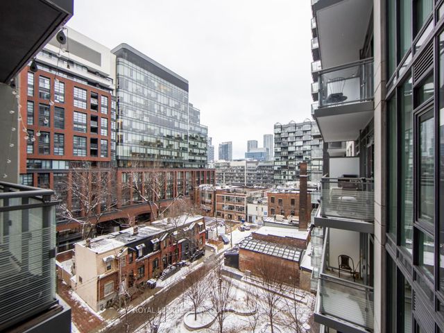 819 - 525 Adelaide St W