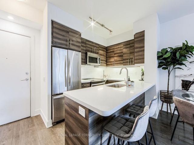 819 - 525 Adelaide St W