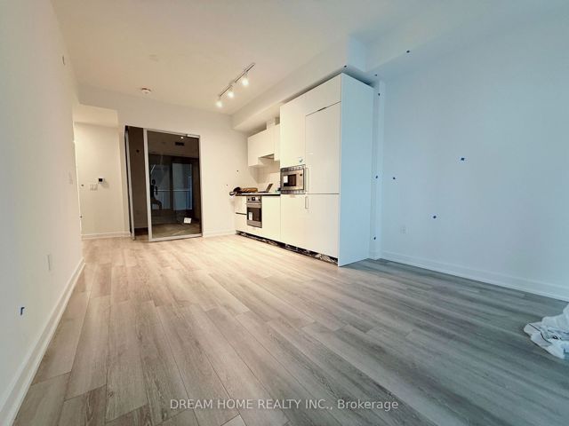 829 - 230 Simcoe St