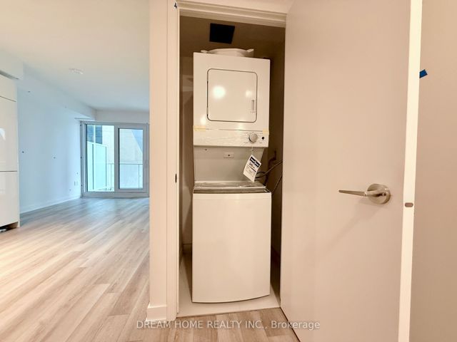 829 - 230 Simcoe St