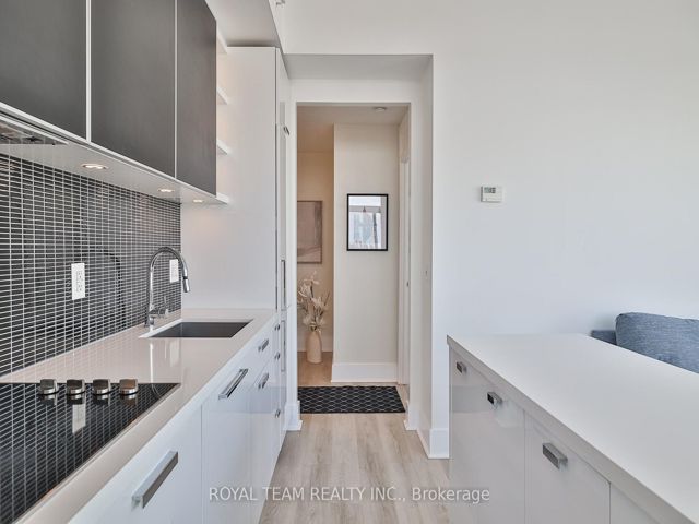 1403 - 32 Davenport Rd