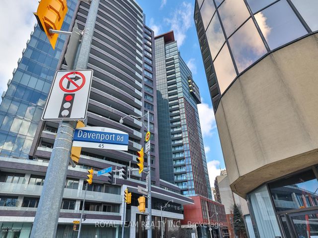 1403 - 32 Davenport Rd