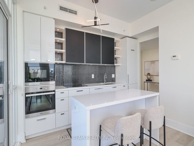1403 - 32 Davenport Rd