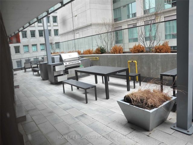 609 - 215 Queen St W