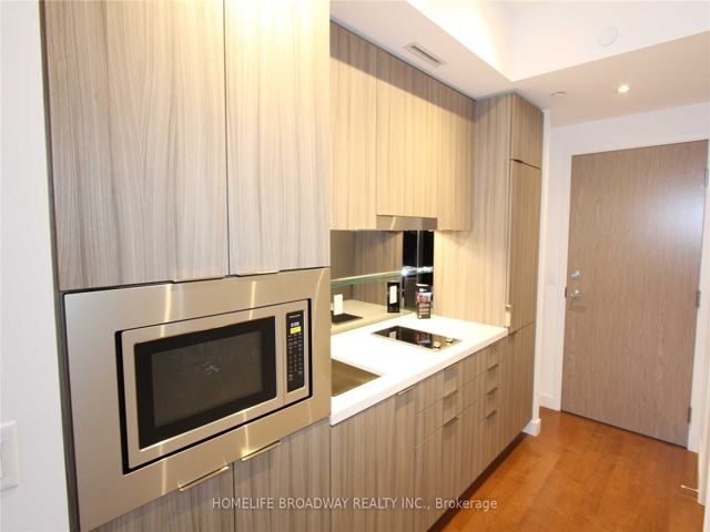 609 - 215 Queen St W