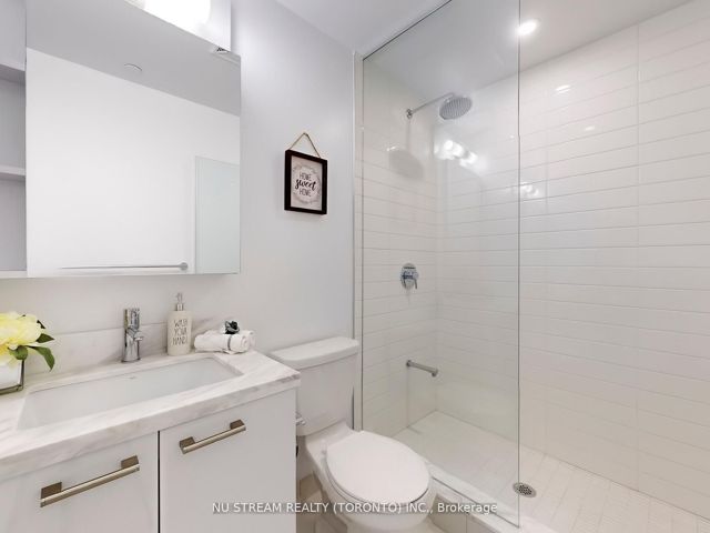 5109 - 2221 Yonge St