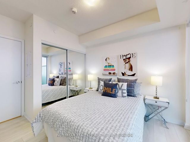 5109 - 2221 Yonge St