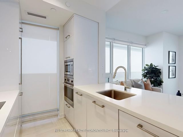 5109 - 2221 Yonge St