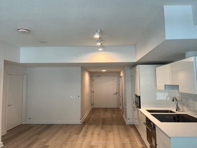 1235 - 230 Simcoe St