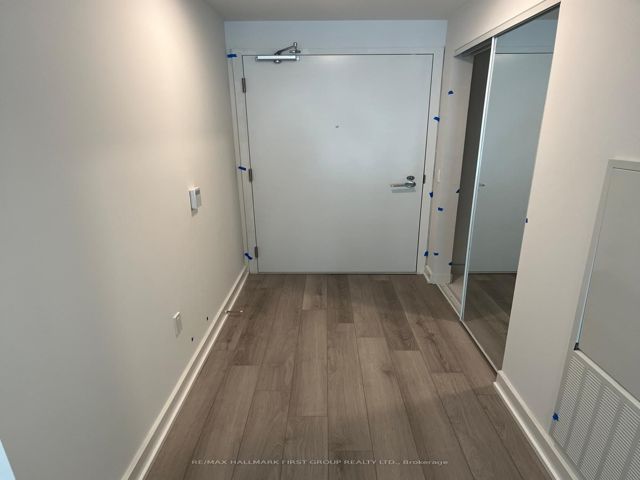 1235 - 230 Simcoe St