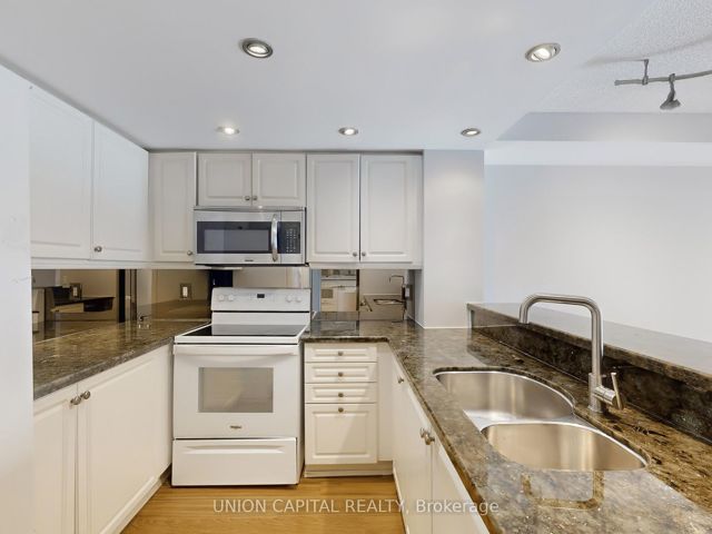 1008 - 28 Hollywood Ave