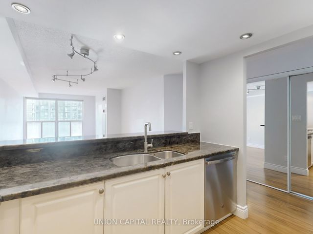 1008 - 28 Hollywood Ave