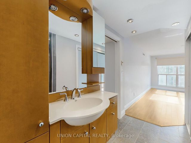 1008 - 28 Hollywood Ave