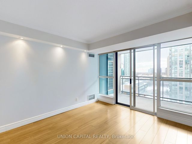 1008 - 28 Hollywood Ave