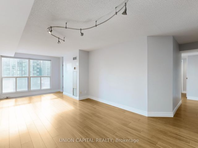 1008 - 28 Hollywood Ave