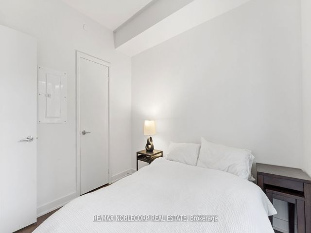 919 - 576 Front St