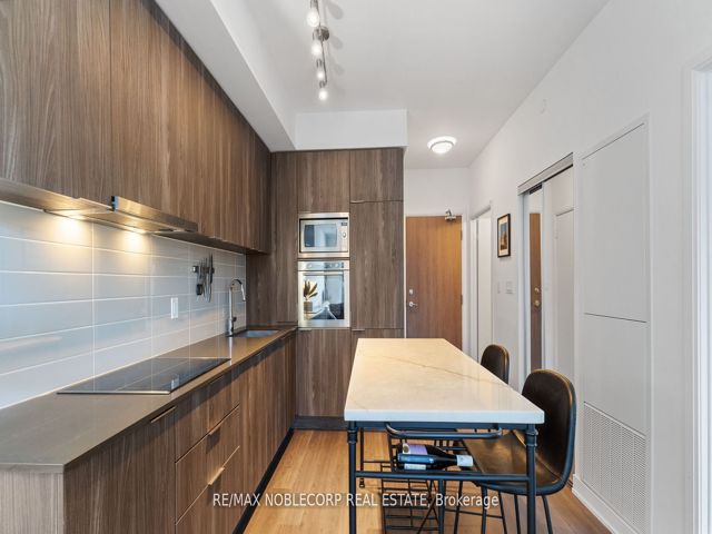919 - 576 Front St