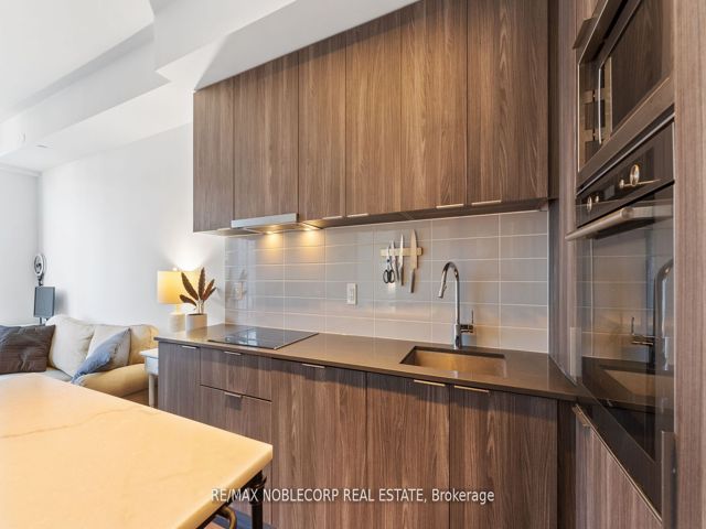 919 - 576 Front St