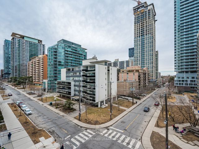 403 - 185 Roehampton Ave