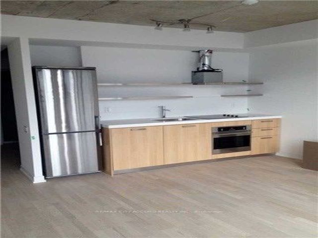 718 - 560 King St W