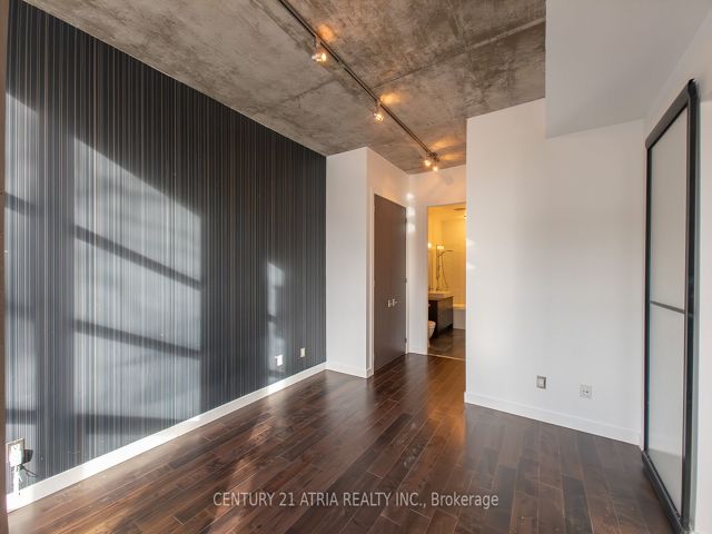 306 - 19 Brant St