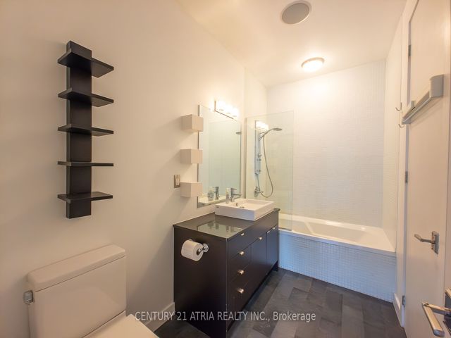 306 - 19 Brant St