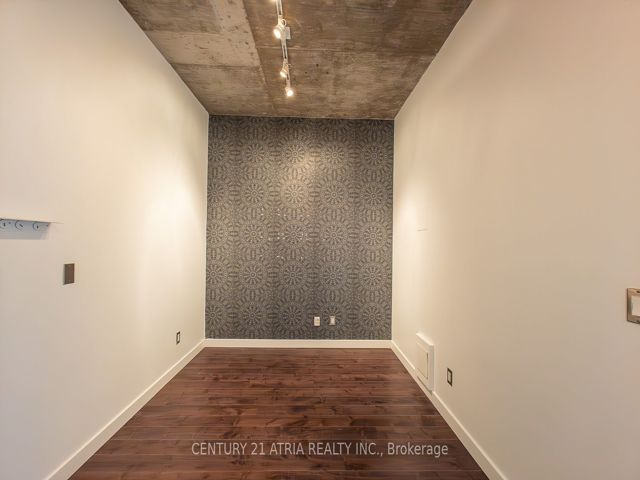 306 - 19 Brant St