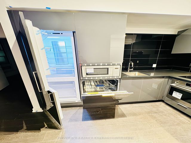 705 - 238 Simcoe St