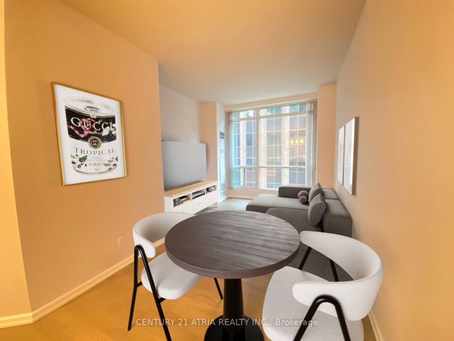 1011 - 7 King St E