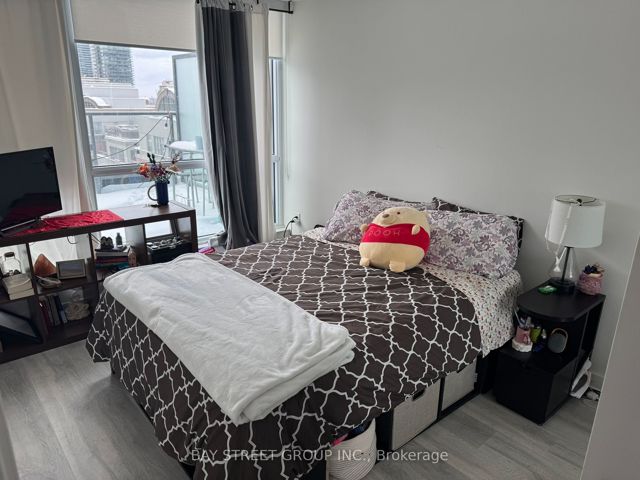 905 - 70 Princess St