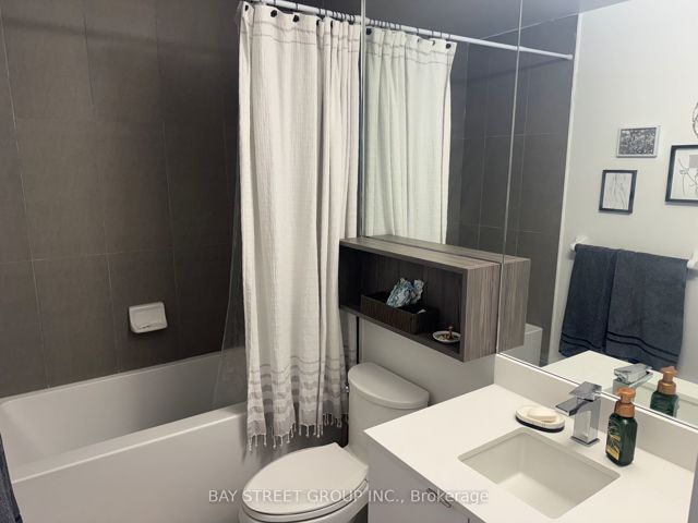 905 - 70 Princess St