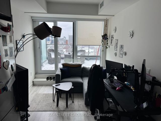 905 - 70 Princess St