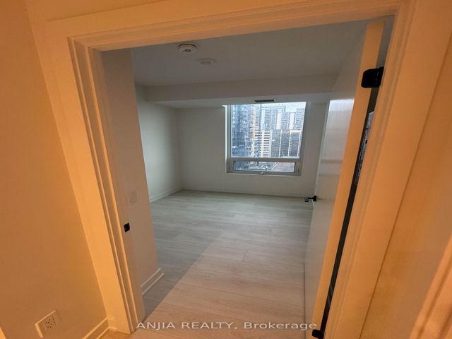 1809 - 117 Broadway Ave