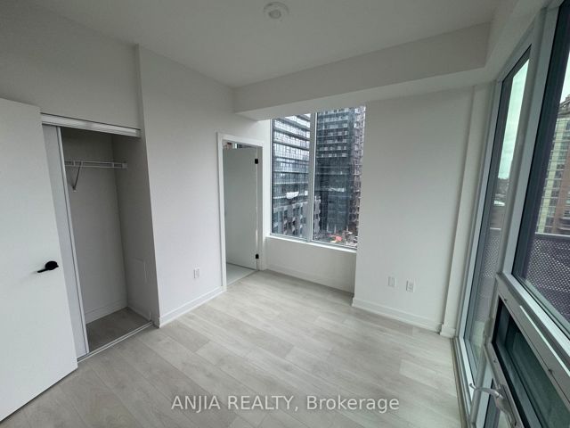 1809 - 117 Broadway Ave