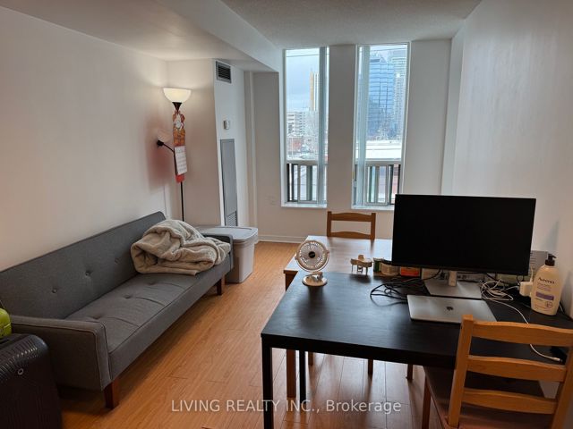 302 - 22 Olive Ave