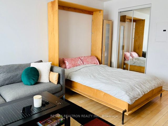 1410 - 231 Fort York Blvd