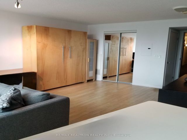 1410 - 231 Fort York Blvd