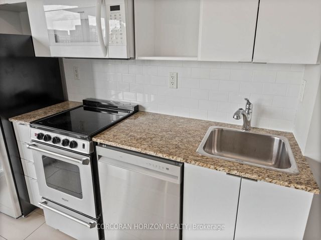 718 - 15 Brunel Crt