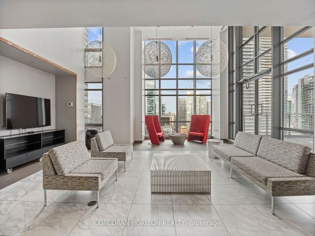 718 - 15 Brunel Crt