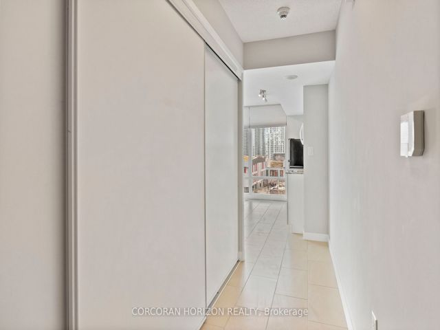 718 - 15 Brunel Crt
