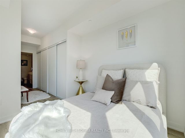 607 - 250 Lawrence Ave W