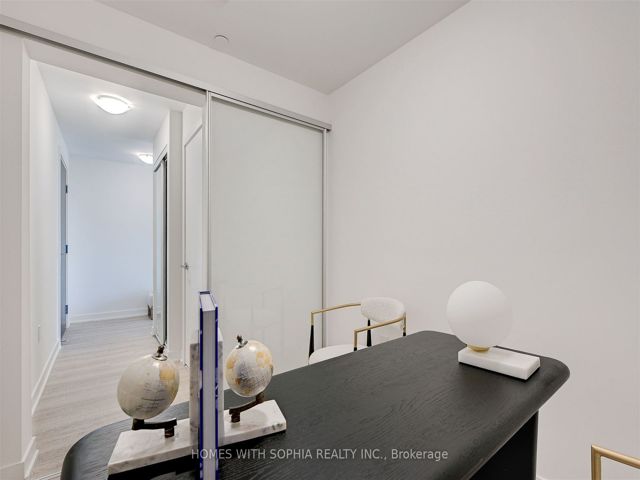 607 - 250 Lawrence Ave W
