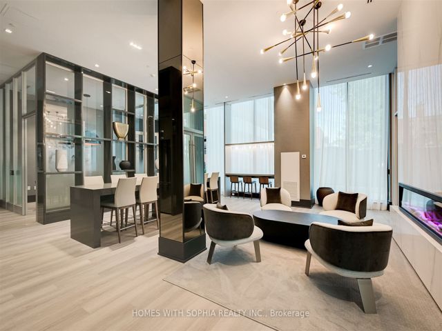607 - 250 Lawrence Ave W