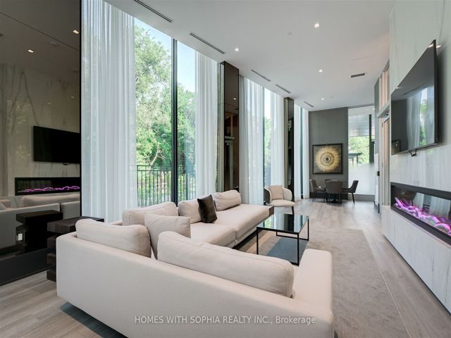 607 - 250 Lawrence Ave W