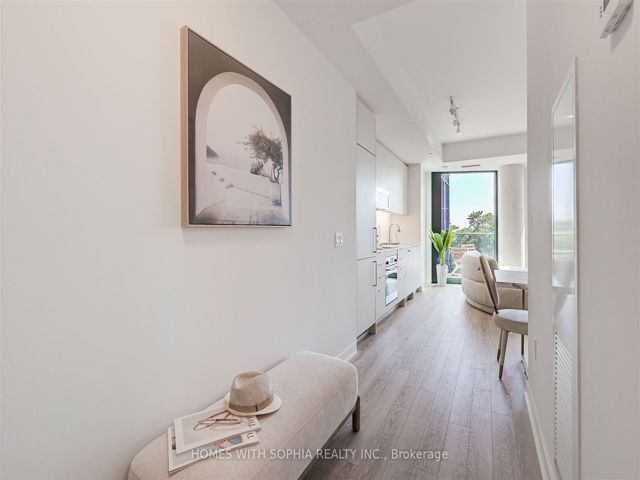 607 - 250 Lawrence Ave W