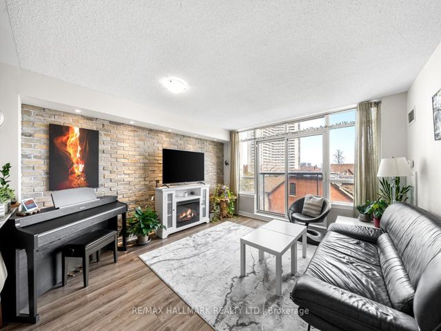 413 - 225 Wellesley St E