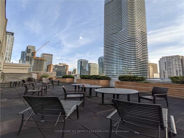 202 - 8 Wellesley St E